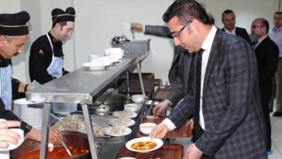 Hisarcık Kaymakamı Sayın Davut BAYRAKTAR ve Belediye Başkanı Fatih ÇALIŞKAN Anadolu Lisesi pansiyonunda öğrencilerle birlikte akşam yemeği yedi.