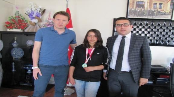 Kaymakam Bayraktar Türkiye Şampiyonu Tenisçi Öğrenciyi Kabul Etti