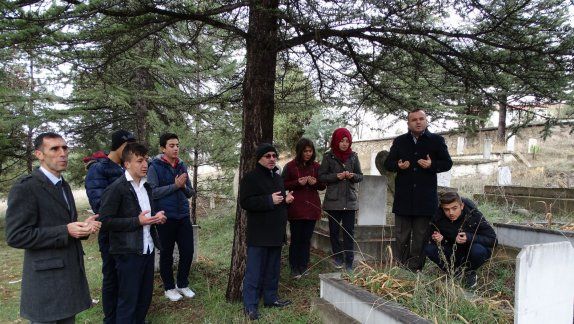İlçemiz Öğrencileri Öğretmen Mezarlarını Ziyaret Etti