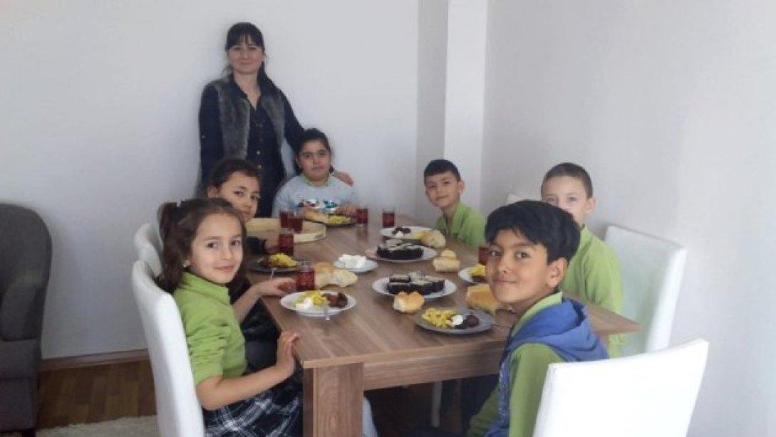 Sınıf Öğretmeni Kitap Kurdu Öğrencileri Evinde Ağırladı