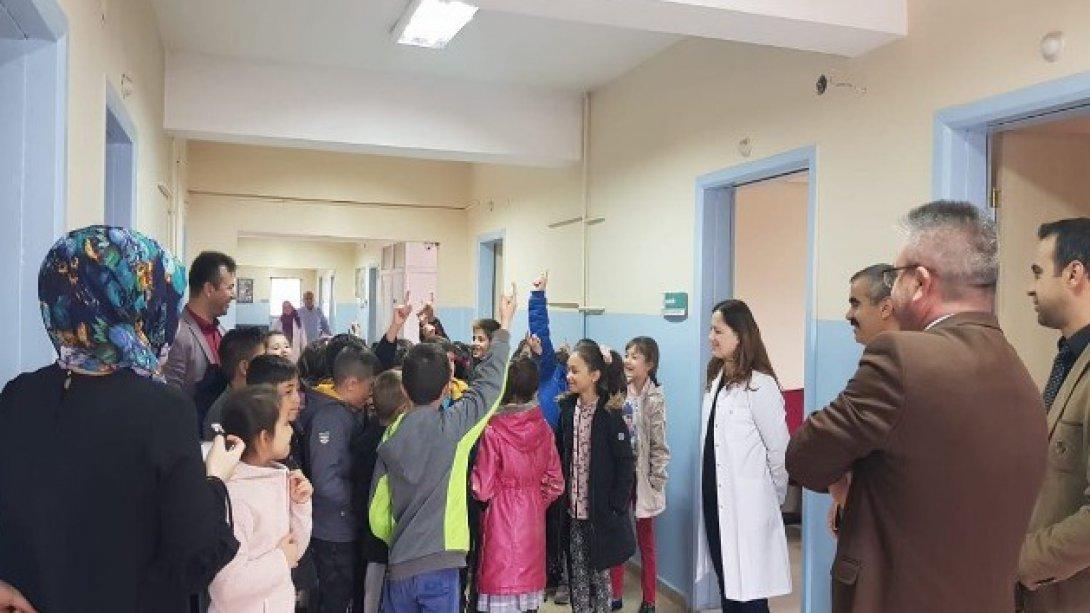 Öğrenciler, sağlık çalışanlarının bayramını kutladı