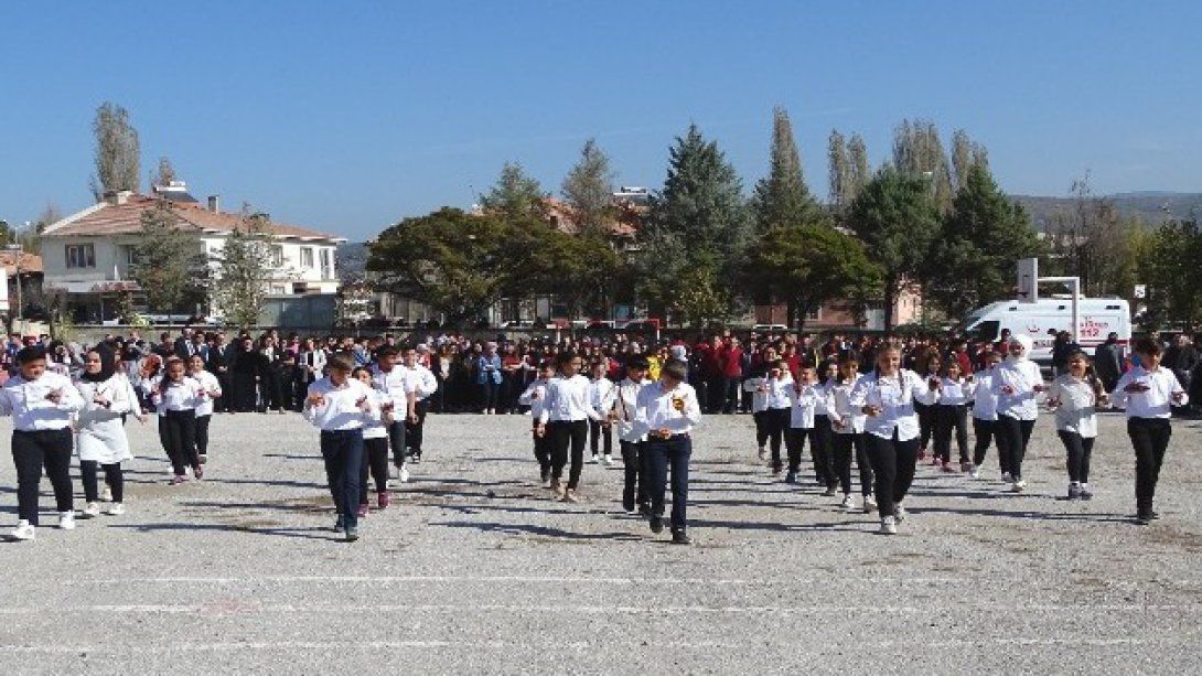 32 öğrenciden 'Genç Osman' türküsü eşliğinde gösteri