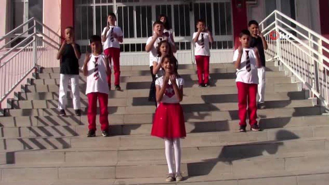 İlkokul Öğrencileri, Öğretmenlerine İşaret Diliyle Şarkı Armağan Etti