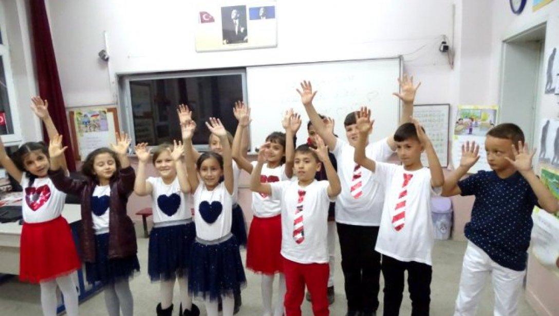 Öğrenciler 'Hayat Bayram Olsa' şarkısını işaret diliyle söyledi