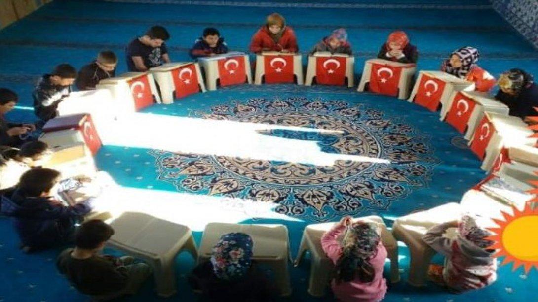 Kur'an-ı Kerim Okuyup, Mehmetçiğe Dua Ediyorlar