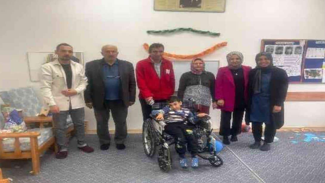 Kızılay'dan Özel Eğitim Öğrencisine Tekerli Sandalye Hediye Edildi
