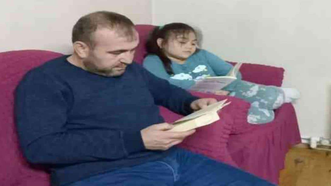 Atatürk İlkokulu Öğrencileri Aileleriyle Kitap Okuyor