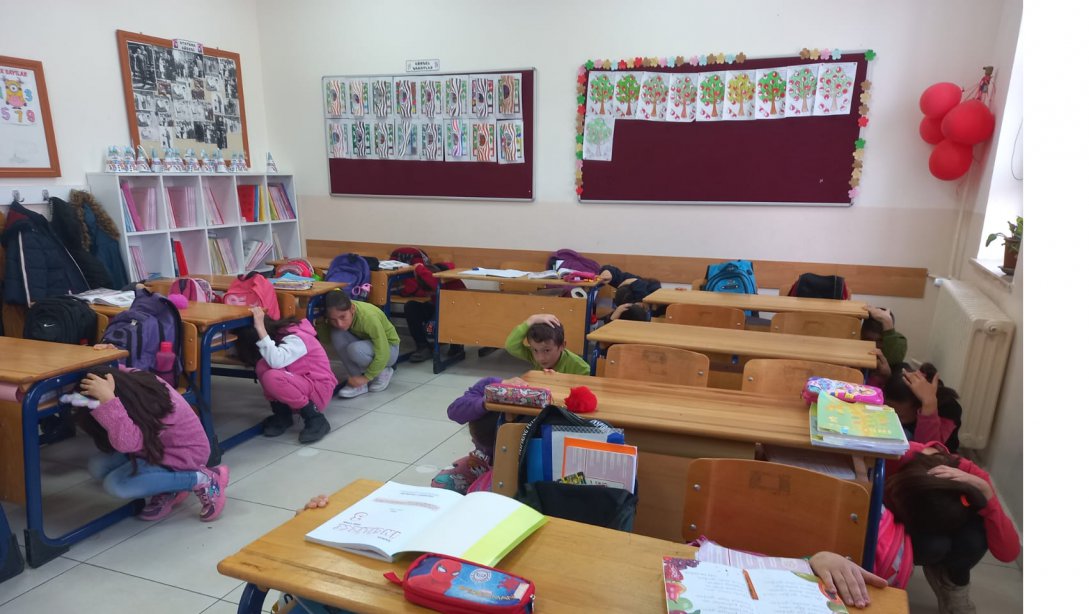 Cumhuriyet İlkokulu' nda deprem tatbikatı gerçekleştirildi